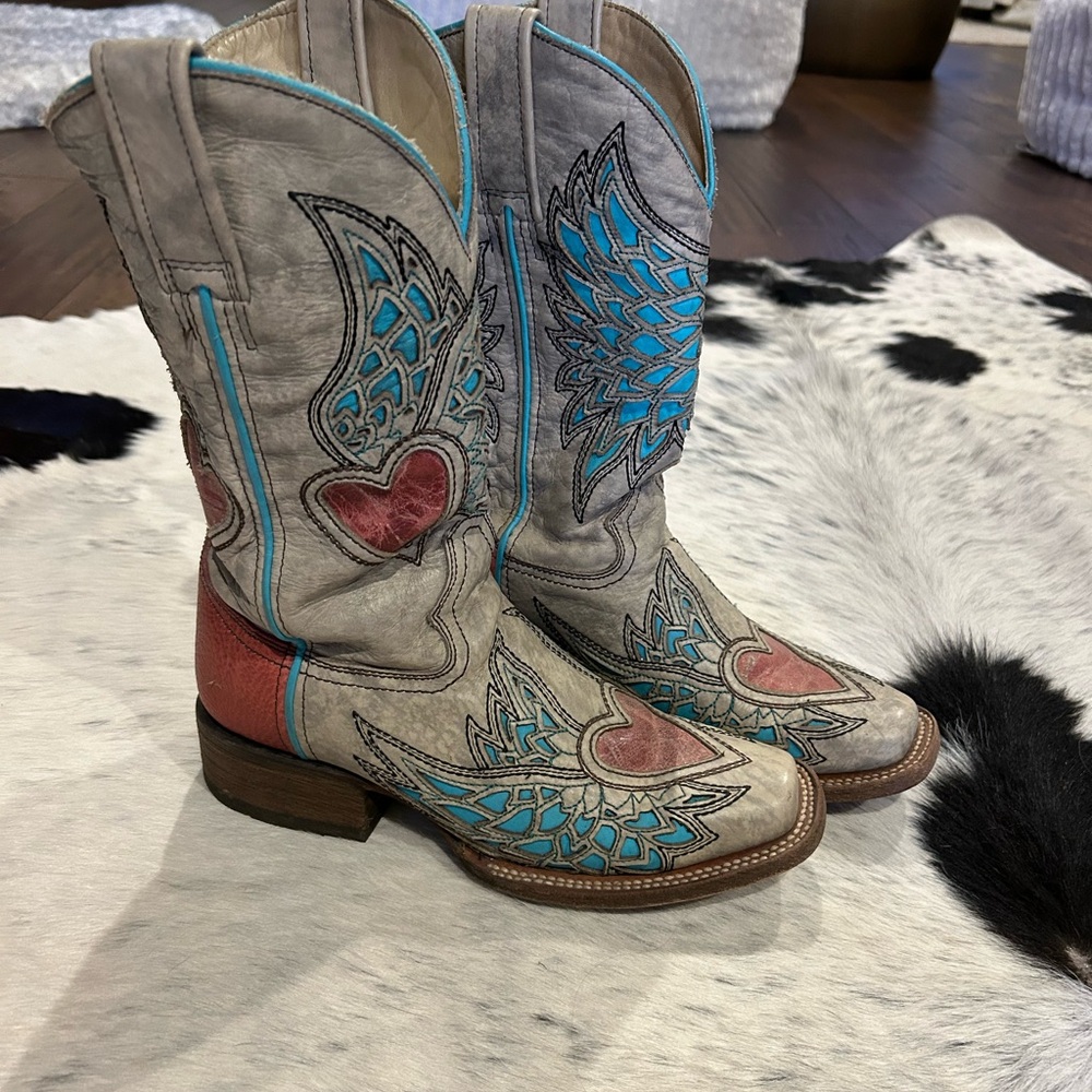 Rare Women’s Corral heart and wing cowboy boots